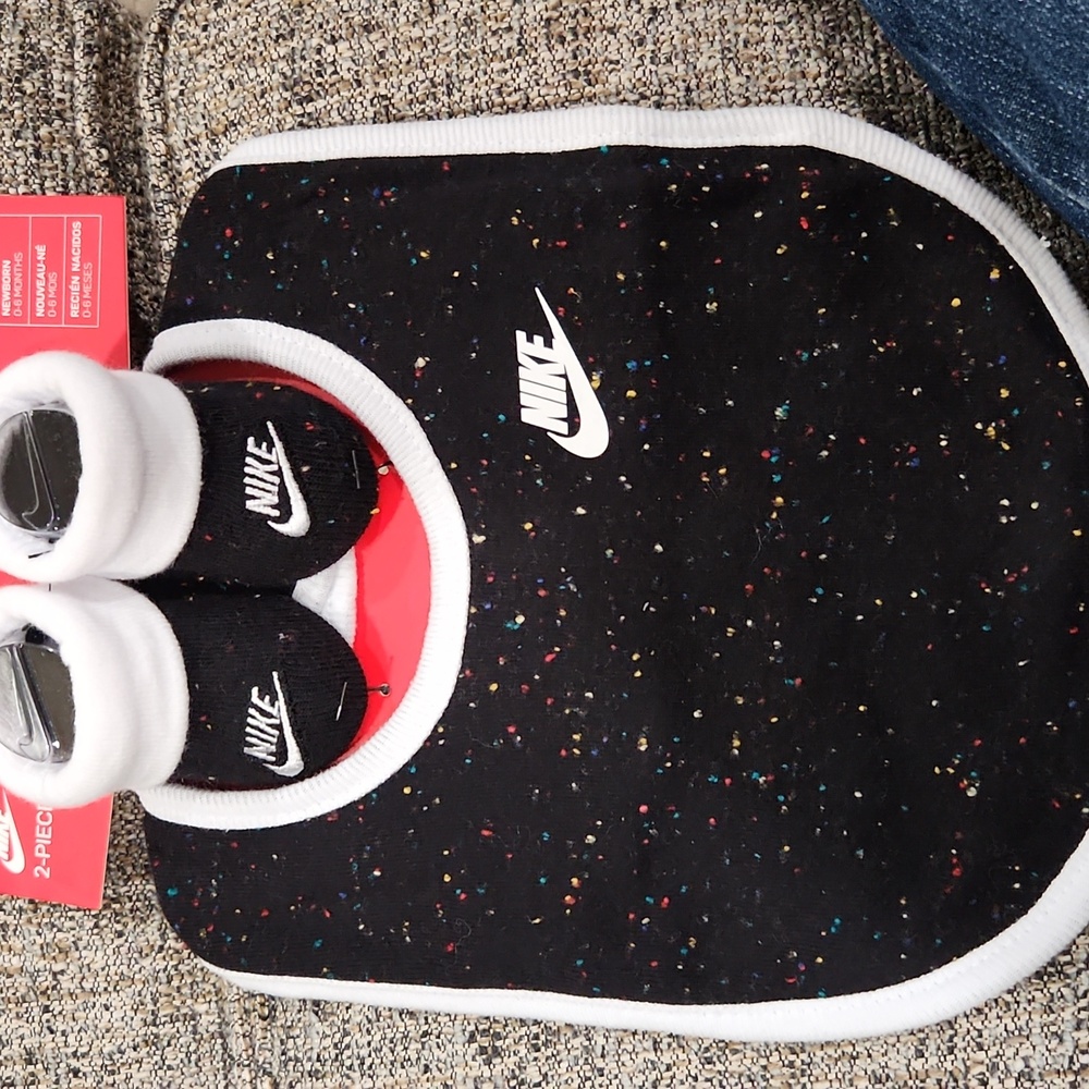 Nike brand newborn bib & booties set